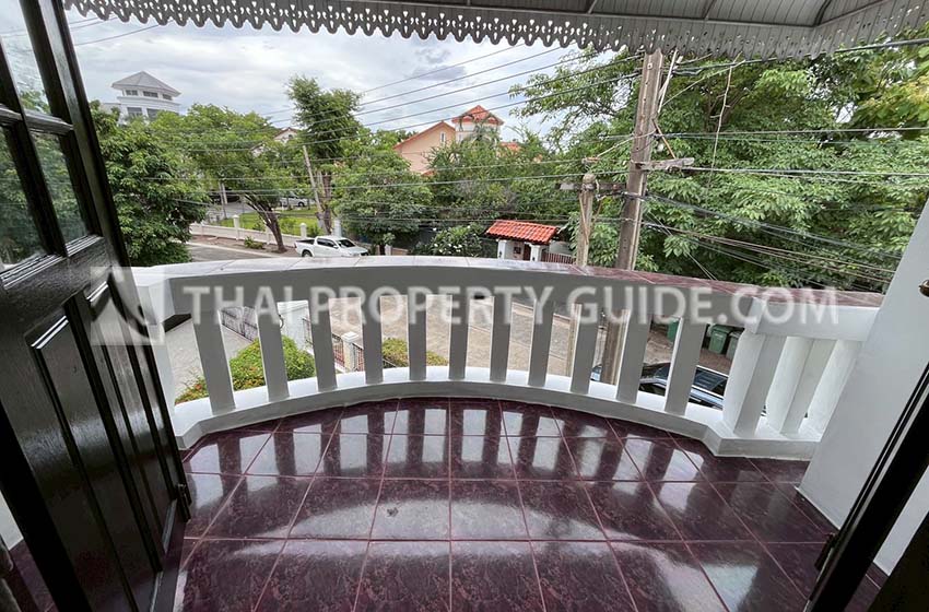 House with Shared Pool in Srinakarin 